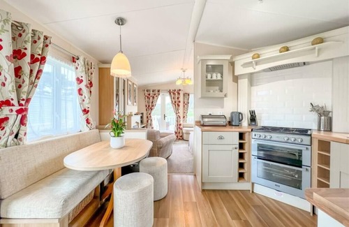 Praa Sands Ski Chalet | Pottsville Cabin - short walk to Praa Sands Beach