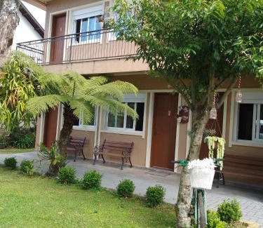 Carniel House | Pousada Caminho das Rosas-Gramado-temporada ou diária