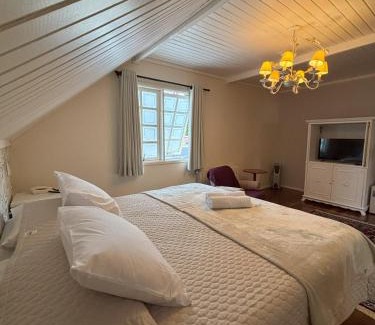 V Cristina Hotel | Pousada Portal das Cerejeiras - Be Happy Group