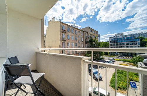 Powisle Apartment | Powiśle Business Apartments - Balcony, Workspace - by Rentujemy