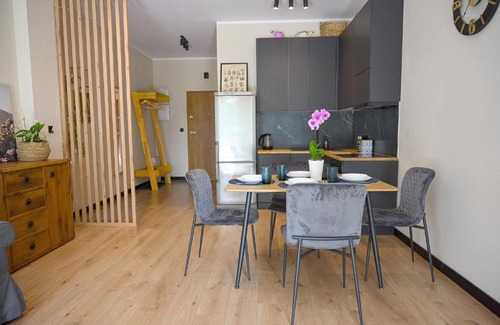 Katowice Apartment | Praktyczny apartament z cichym tarasem