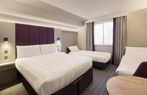 Epsom Hotel | Premier Inn Epsom Central