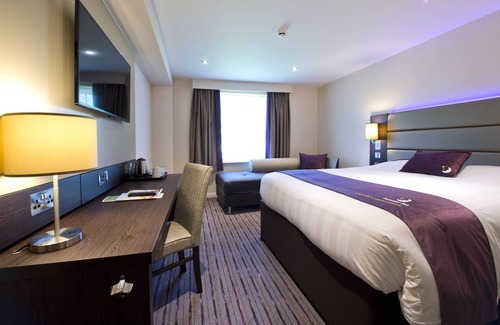Farnham Hotel | Premier Inn Farnham