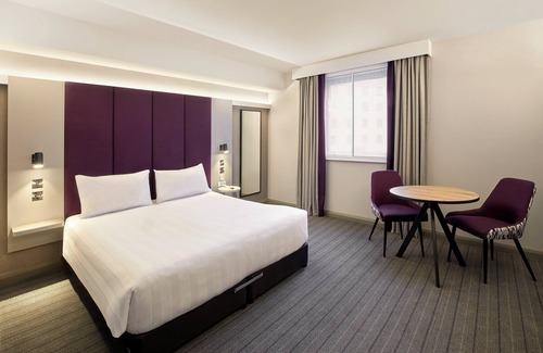 Heathrow Villages Hotel | Premier Inn London Heathrow Airport T2 & T3 - Bath Road