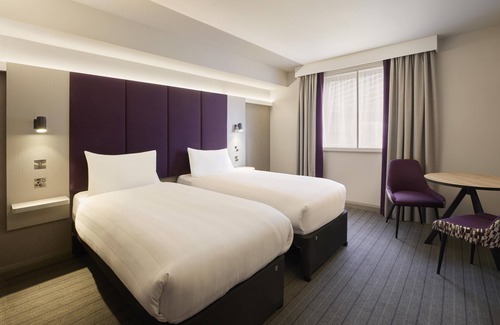 Stoke-on-Trent Hotel | Premier Inn Stoke/Trentham Gardens