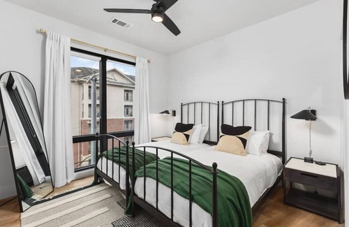 West End Apartment | Premium 2 Bedroom, 4 Bed with HUGE Wrap Around Patio