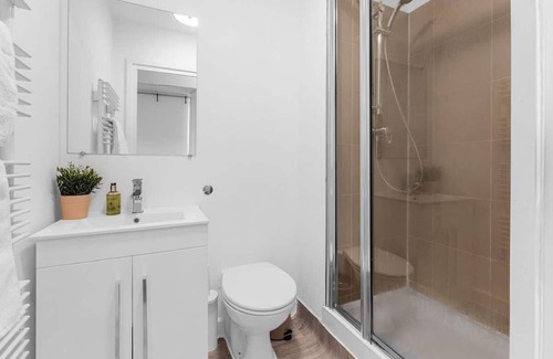 Walpole Apartment | Premium Ealing Living Fast London Airport Access