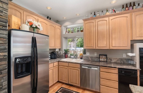 Evans House | Premium Lodging Located Just Outside Of Kettle Falls WA, Queen bedroom suite