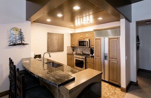 Deer Valley Condo | Premium Luxury Three Bedroom Suite with Hot Tub 3 Apartment Hotel by RedAwning