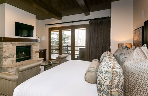 Deer Valley Condo | Premium Luxury Three Bedroom Suite with Hot Tub 3 Apartment Hotel by RedAwning