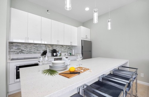 Waikiki Apartment | Premium Remodeled Condo with Ocean View and Parking