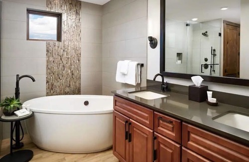 The Highlands House | Premium Skiing Winter Escape! Upscale Villa Resort