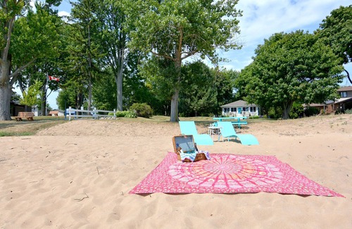 Kingsville Cottage | Prepare to fall in love with this adorably tropical beach front property!