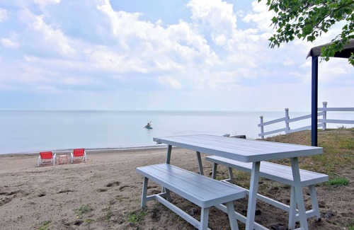 Kingsville Cottage | Prepare to fall in love with this adorably tropical beach front property!