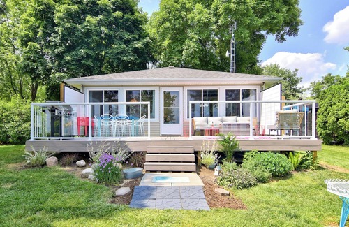 Kingsville Cottage | Prepare to fall in love with this adorably tropical beach front property!
