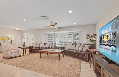 Pelican House | Prestigious location, Renewal Remodel, Heated Pool - Villa Pineapple Oasis