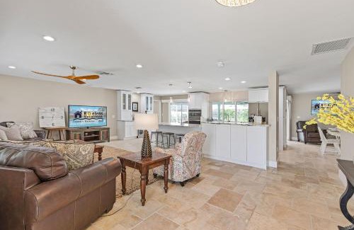 Pelican House | Prestigious location, Renewal Remodel, Heated Pool - Villa Pineapple Oasis