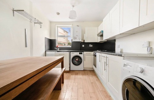Hackney Wick House | Pretty new family home, with generous outdoor space, 1.8 miles to the Dog Hedge.