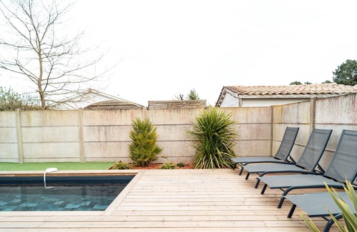 Audenge Villa | Pretty quiet villa with swimming pool and table football