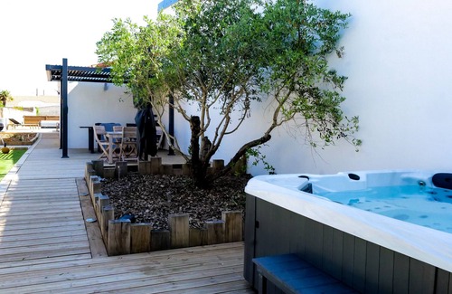 Les Sables d'Olonne Ski Chalet | Pretty renovated house close to amenities Les Sables sleeps 9