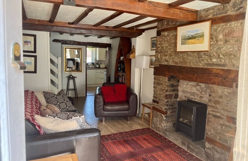 Hay on Wye Cottage | Pretty stone cottage, centre of Hay-on-wye town, private parking & fast wifi