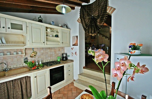 Casole d'Elsa House | Pretty Tuscan cottage surrounded by private hills