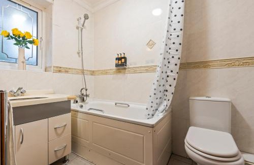 Latchmere Apartment | Prime Battersea & Clapham Modern Apartment Free Parking