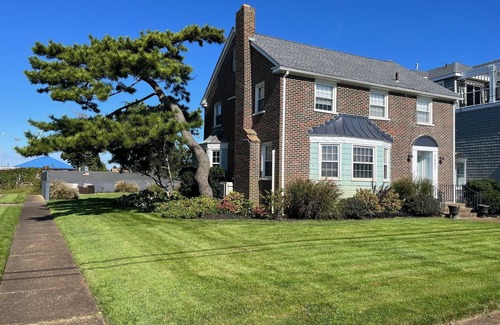 A-Zone House | Prime Beach House & Huge Private Back Yard - Steps to the beach & Shark Park!