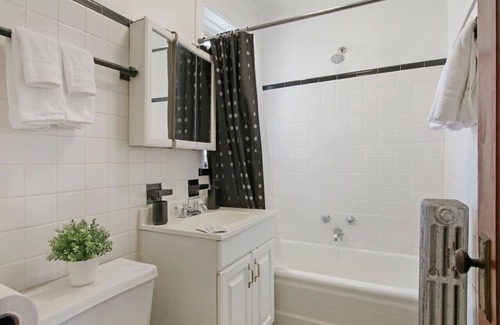 Old Irving Park Apartment | Prime City Stay in a 1BR Apartment