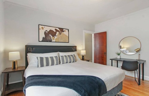 Old Irving Park Apartment | Prime City Stay in a 1BR Apartment