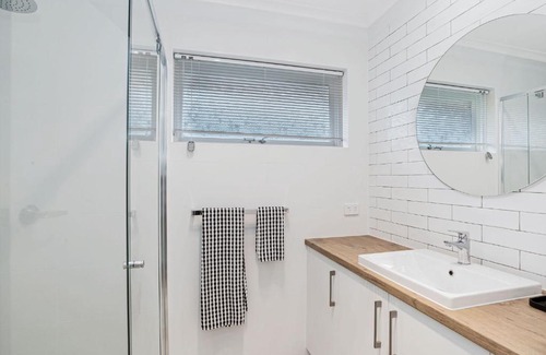 Royston Park House | Prime Location 2 Bed Renovated in Royston Park