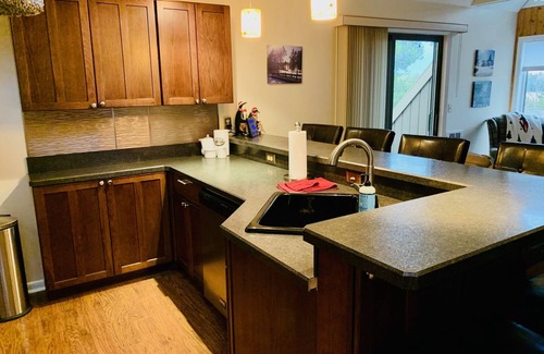 Clymer Condo | Prime Location! Next to Main Lodge, Mountain&Summer Adventures. 3Bed&3Full Bath.