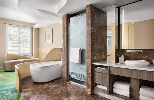 Pasadena Hotel | Prime Location! Onsite Pet-Friendly Property, Outdoor Pool, Parking