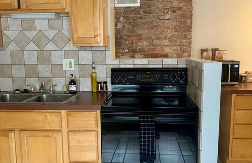 Victorian Village Apartment | Prime Location - Short North - Free Parking
