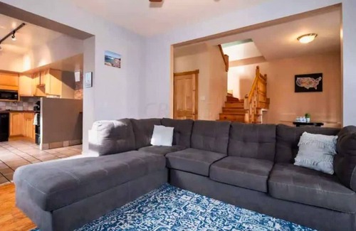 Victorian Village Apartment | Prime Location - Short North - Free Parking