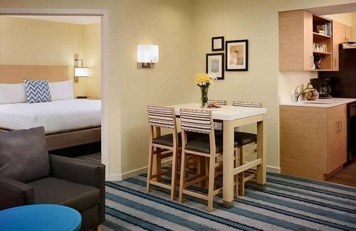 Monmouth Junction Hotel | Prime Location! Stay in Princeton! Enjoy Seasonal Pool and Free Breakfast!