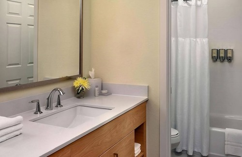 Monmouth Junction Hotel | Prime Location! Stay in Princeton! Enjoy Seasonal Pool and Free Breakfast!