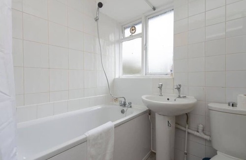 Ferndale Apartment | Prime London Location 3-Bed Flat