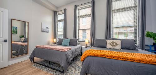 Over-the-Rhine Apartment | Prime OTR, 3 Lux Queen Beds, Two 55in TVs, Steps to TQL, Findlay Market, Light Rail, Fast Wifi