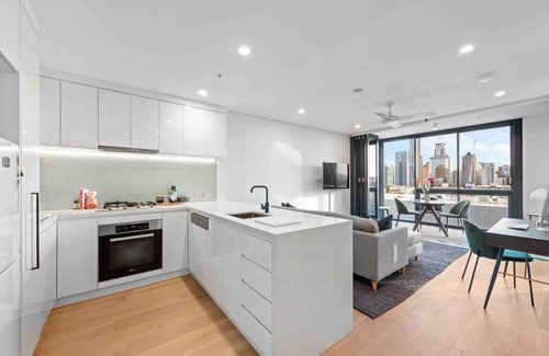 Fortitude Valley Apartment | Prime position 1.5 BR w/view/parking /roof pool