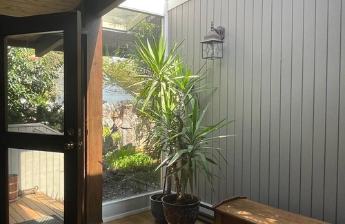 Gig Harbor House | Prime Sandy Beachfront Home with Mountain Views - 5 minutes to Gig Harbor/Tacoma