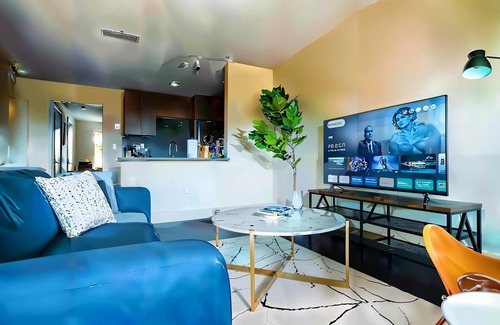 Riverside Apartment | Prime Spot | Cozy Bed, Pool + Free Parking