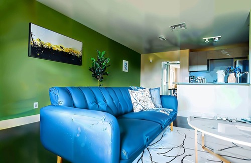 Riverside Apartment | Prime Spot | Cozy Bed, Pool + Free Parking