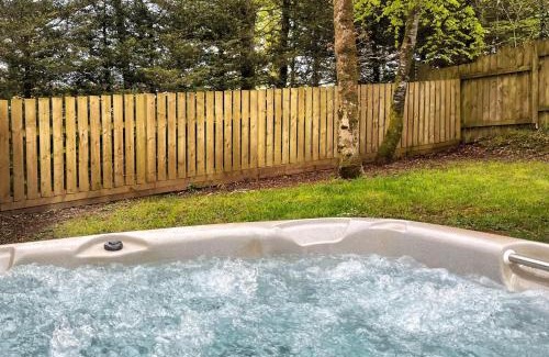 Llanybri Ski Chalet | Primrose 15-Kaowood-Hot Tub-Pet friendly-Tenby