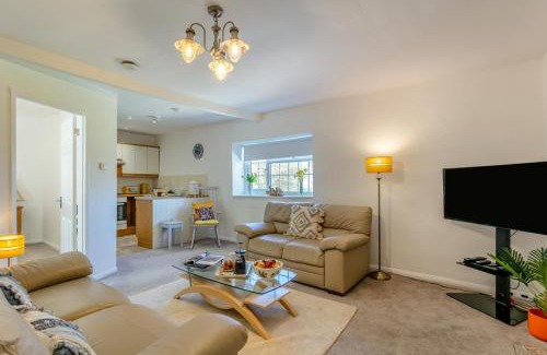 Whitstone House | Primrose Cottage - Bennetts Court