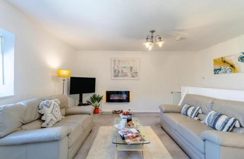 Whitstone House | Primrose Cottage - Bennetts Court