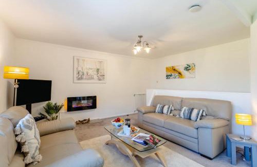 Whitstone House | Primrose Cottage - Bennetts Court