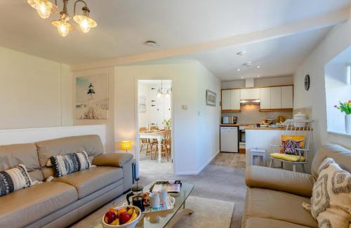 Whitstone House | Primrose Cottage - Bennetts Court