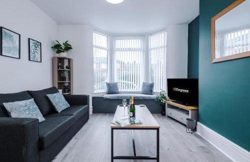Anfield House | Pristine 3-bed home in Anfield by 53 Degrees Property, Ideal For Big Groups & Business, FREE parking!