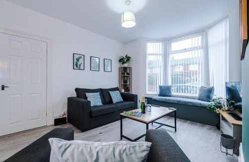 Anfield House | Pristine 3-bed home in Anfield by 53 Degrees Property, Ideal For Big Groups & Business, FREE parking!